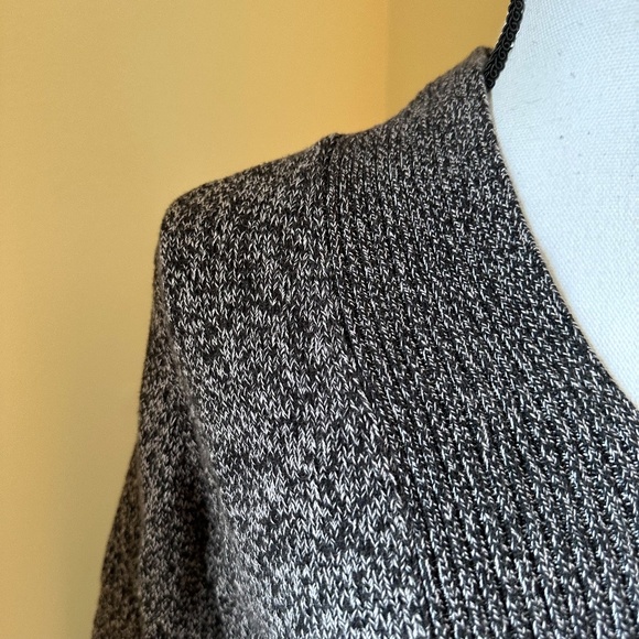 **GEOFFREY BEENE* Heather Gray Sport Long Sleeve V-Neck Sweater Size Medium - Picture 3 of 7